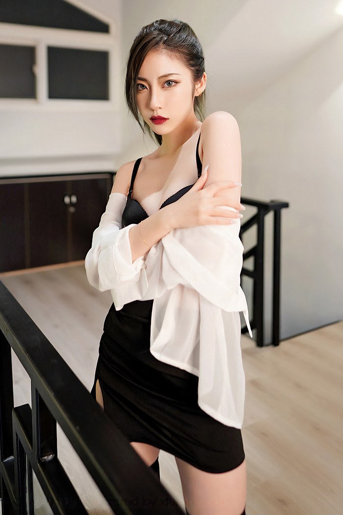 性感美女宽衣解带露出美乳