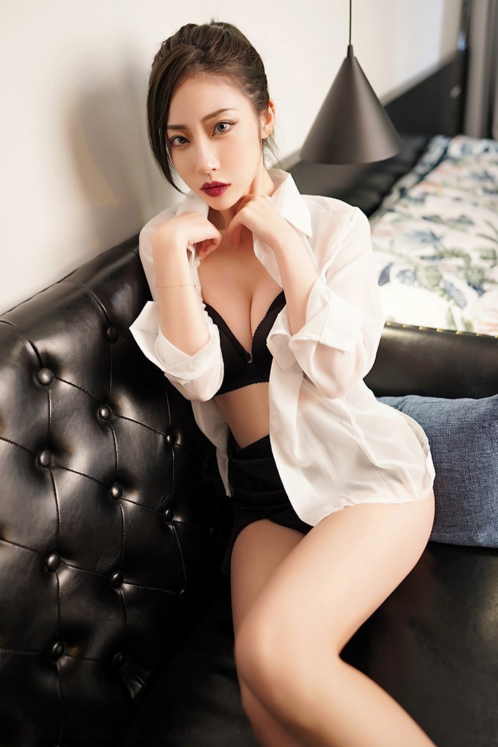 性感美女宽衣解带露出美乳