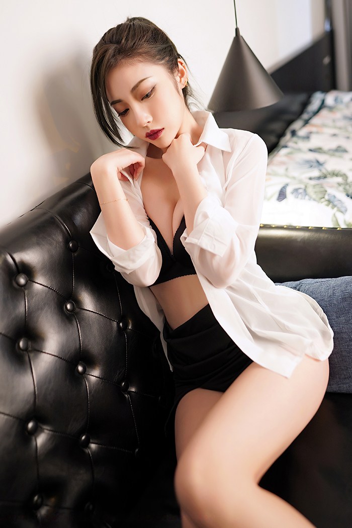 性感美女宽衣解带露出美乳