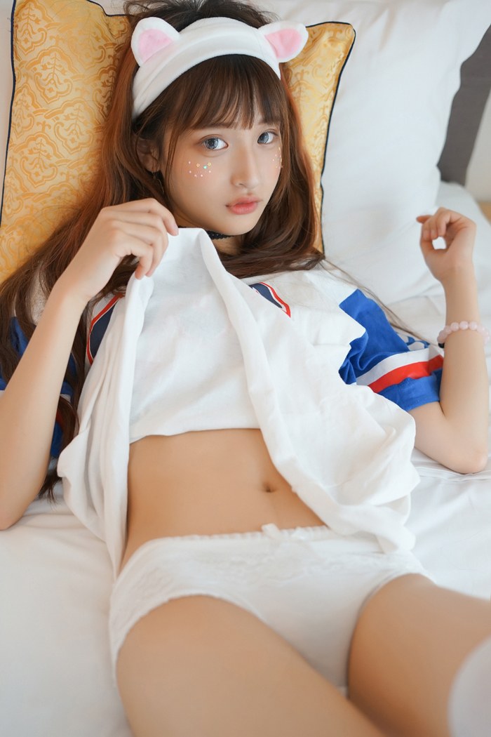 清纯学妹猫咪制服秀美腿性感迷人