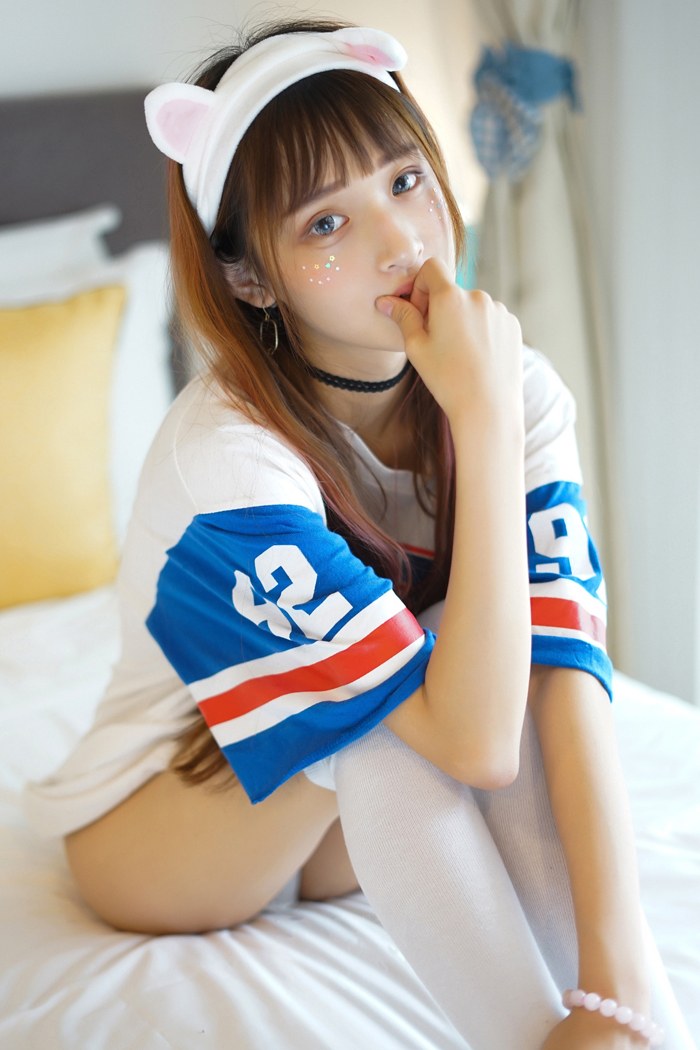 清纯学妹猫咪制服秀美腿性感迷人