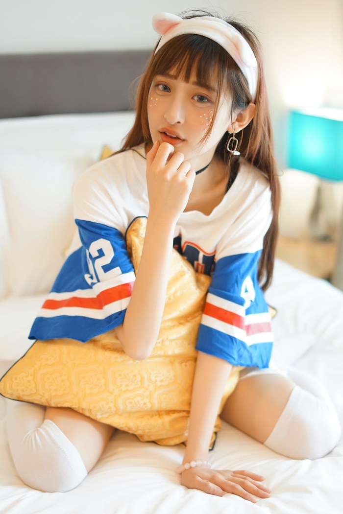 清纯学妹猫咪制服秀美腿性感迷人