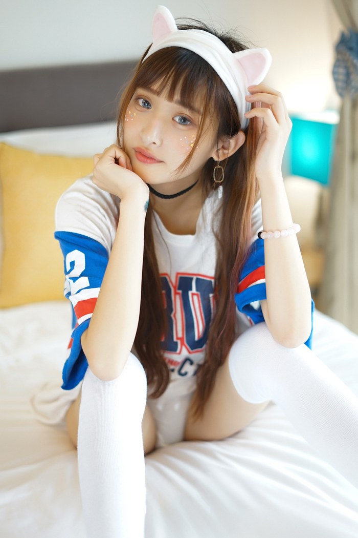 清纯学妹猫咪制服秀美腿性感迷人