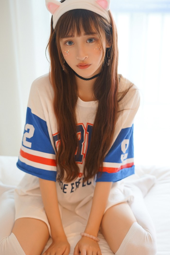 清纯学妹猫咪制服秀美腿性感迷人