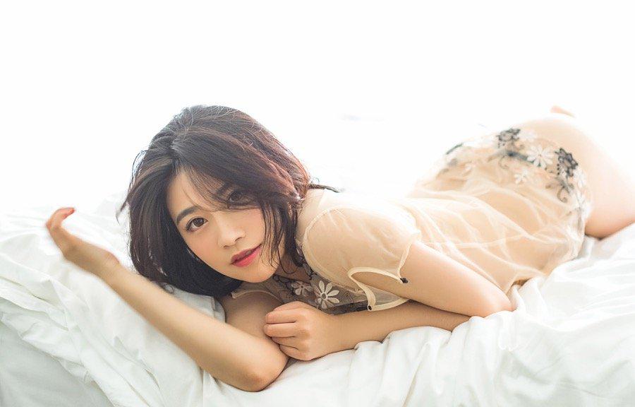 甜姐儿许诺清纯写真肤白貌美惹人喜爱