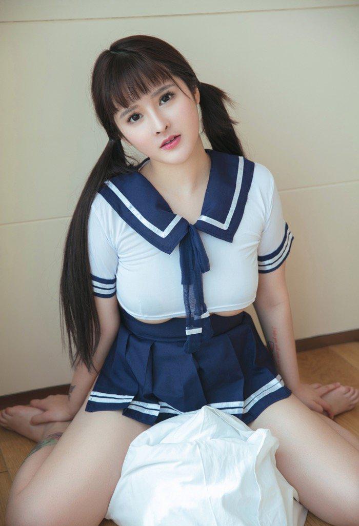 丰腴上围撑爆内衣杨漫妮貌美童颜骚气外露