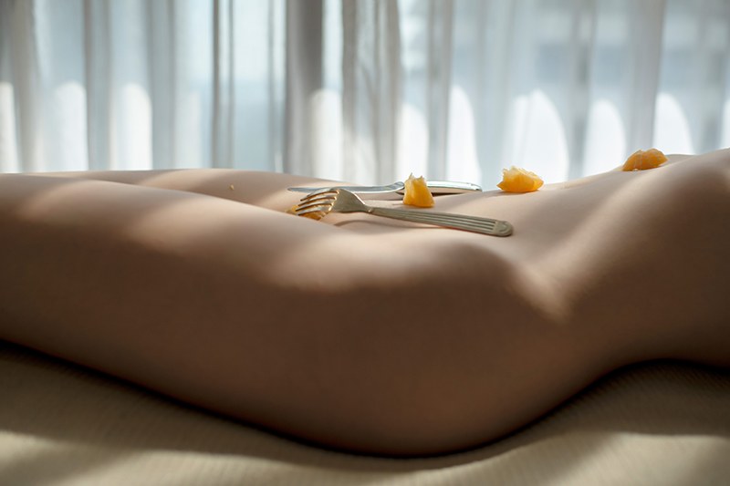 人体盛沈梦瑶食物遮羞裸身诱人