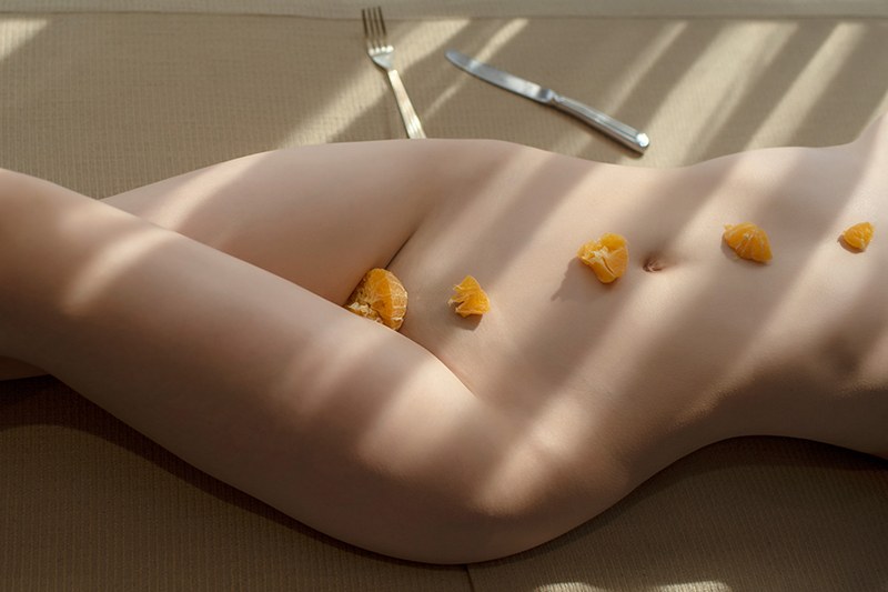 人体盛沈梦瑶食物遮羞裸身诱人