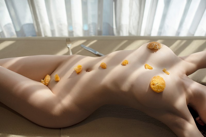 人体盛沈梦瑶食物遮羞裸身诱人