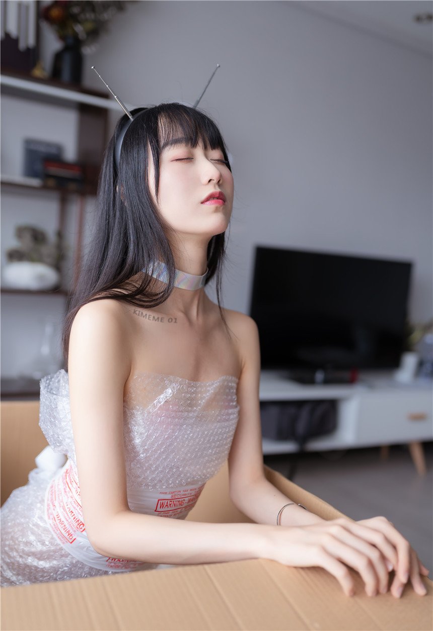 清纯美女把自己快递给最爱的人