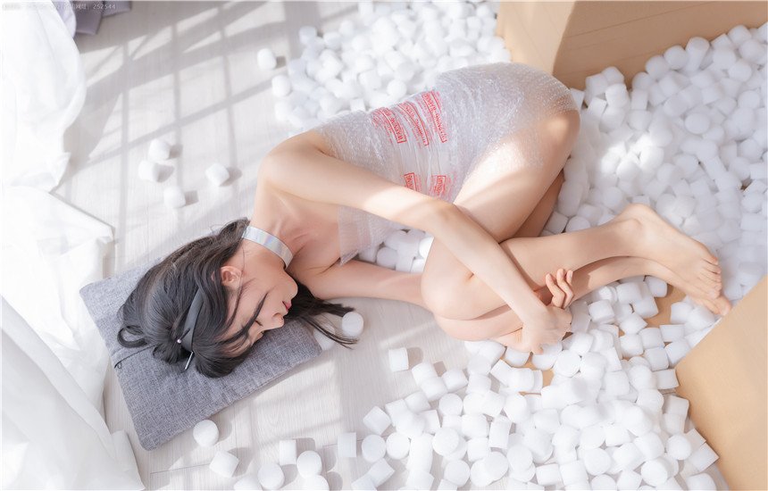 清纯美女把自己快递给最爱的人