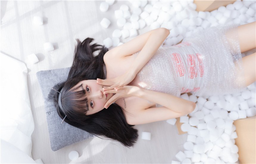 清纯美女把自己快递给最爱的人