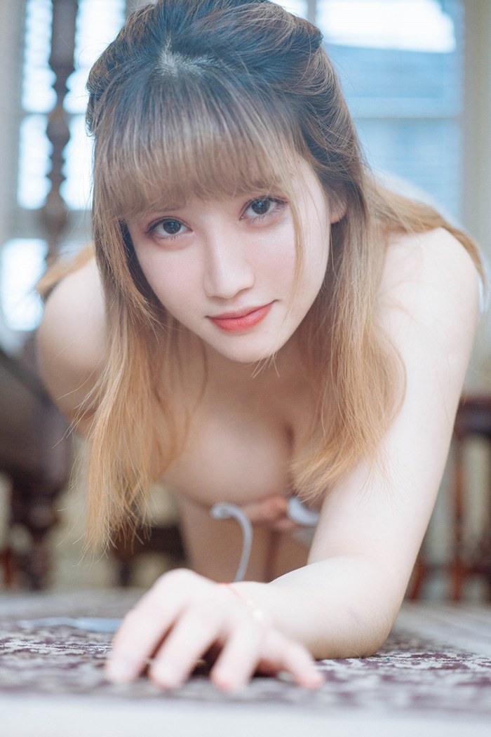 人形奶牛周大萌白皙胴体美乳侧漏