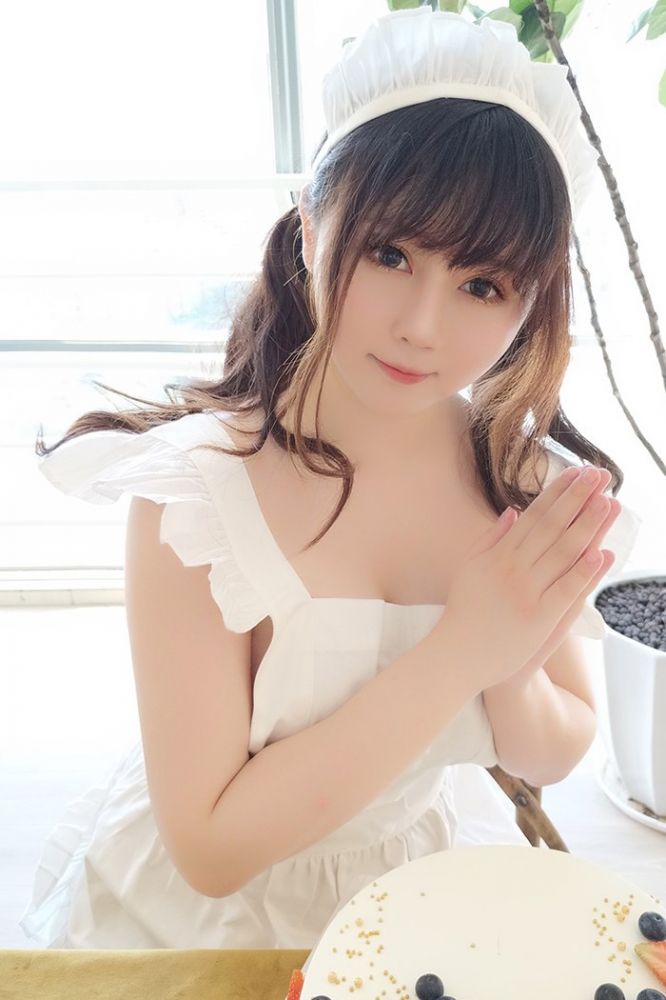 少女厨娘依酱童颜巨乳不经意侧漏