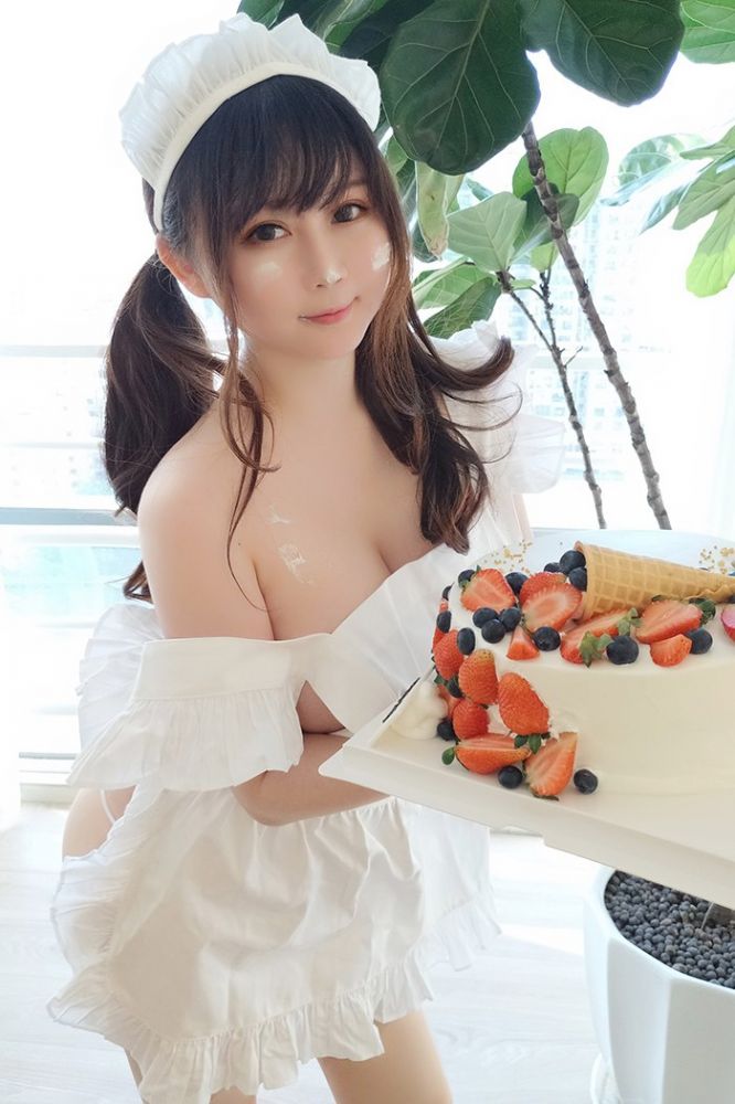少女厨娘依酱童颜巨乳不经意侧漏