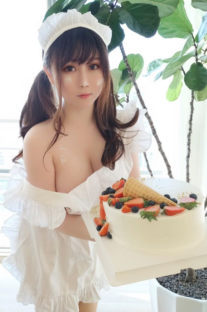 少女厨娘依酱童颜巨乳不经意侧漏