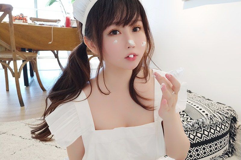 少女厨娘依酱童颜巨乳不经意侧漏