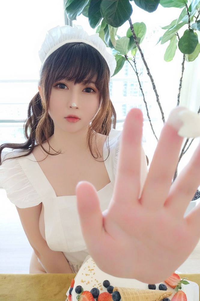 少女厨娘依酱童颜巨乳不经意侧漏