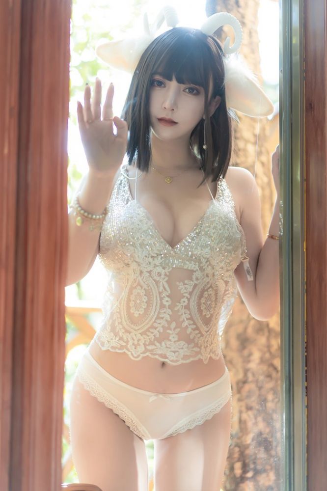 清纯小羊米线线闪亮内衣大秀美乳魅惑