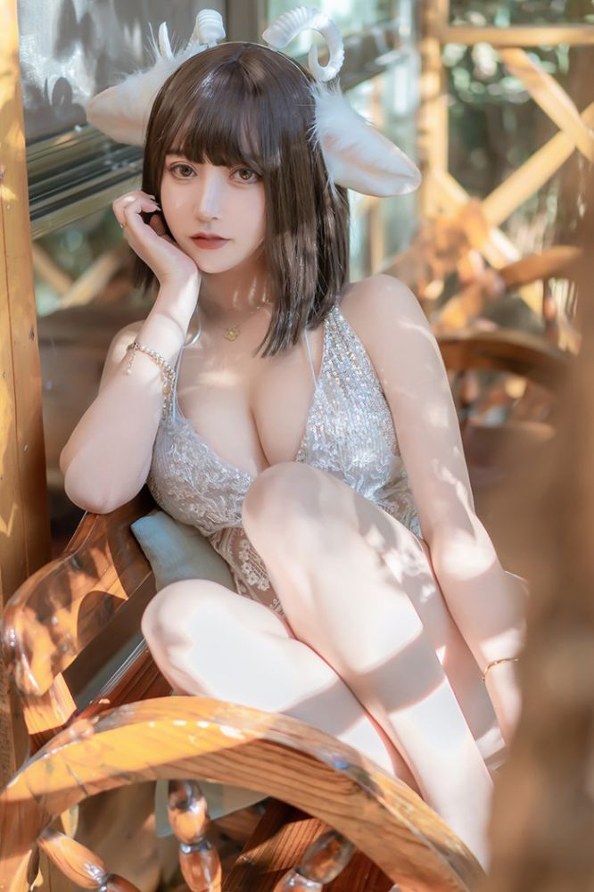 清纯小羊米线线闪亮内衣大秀美乳魅惑