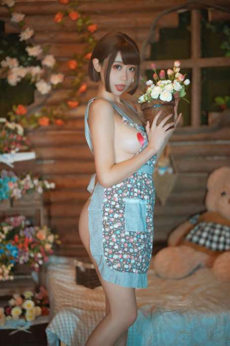 性感火辣的中国老板娘女仆装侧漏美乳