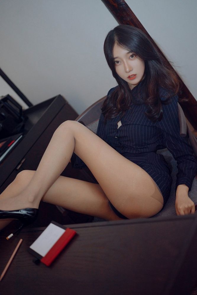 空虚忧闷女秘书肉丝美腿办公室大胆露出