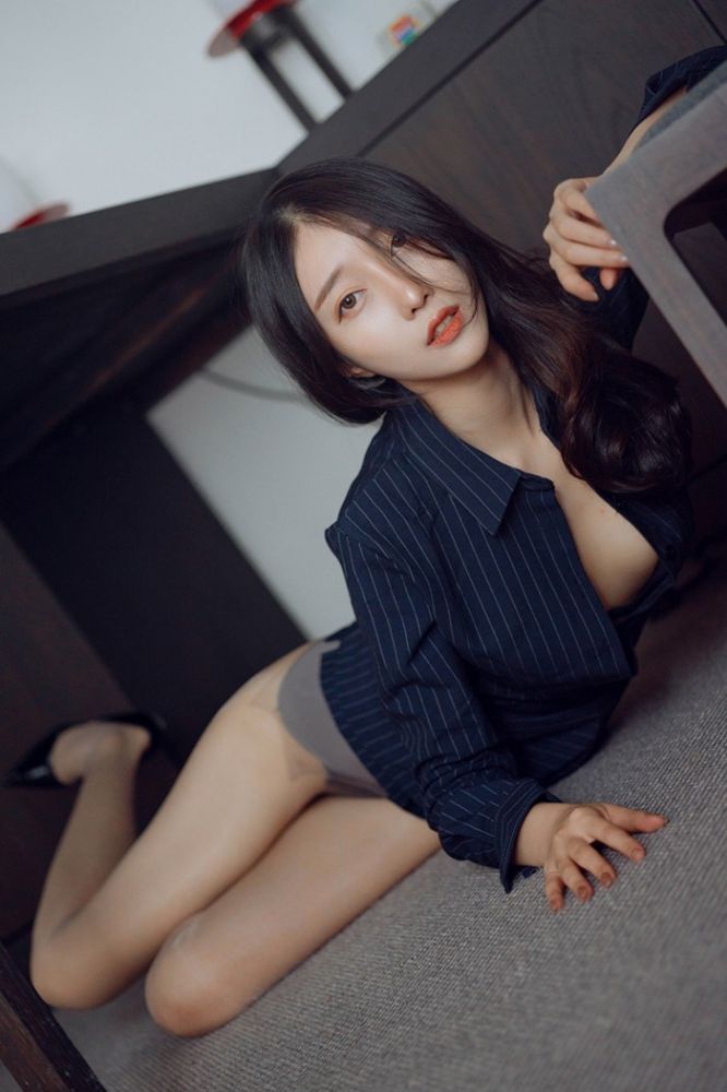 空虚忧闷女秘书肉丝美腿办公室大胆露出