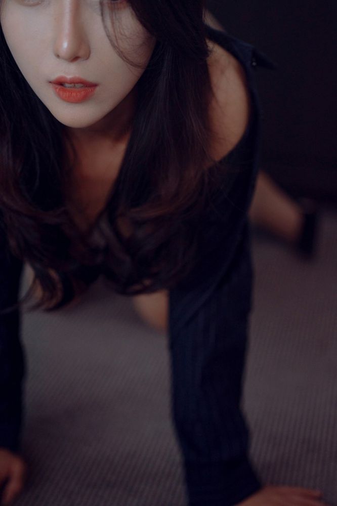 空虚忧闷女秘书肉丝美腿办公室大胆露出