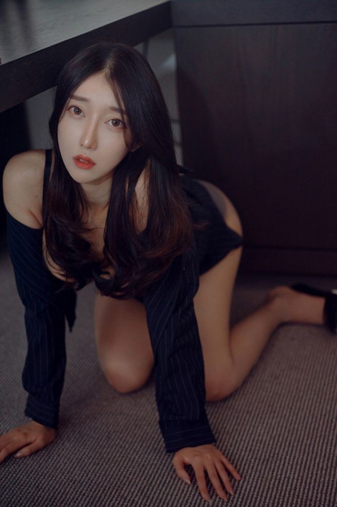 空虚忧闷女秘书肉丝美腿办公室大胆露出