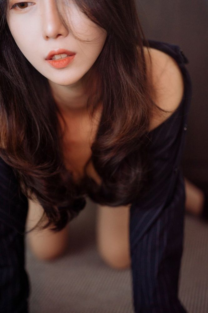 空虚忧闷女秘书肉丝美腿办公室大胆露出