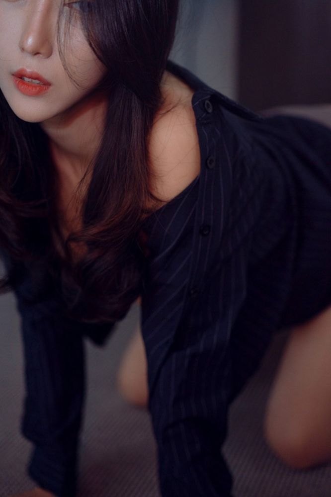 空虚忧闷女秘书肉丝美腿办公室大胆露出