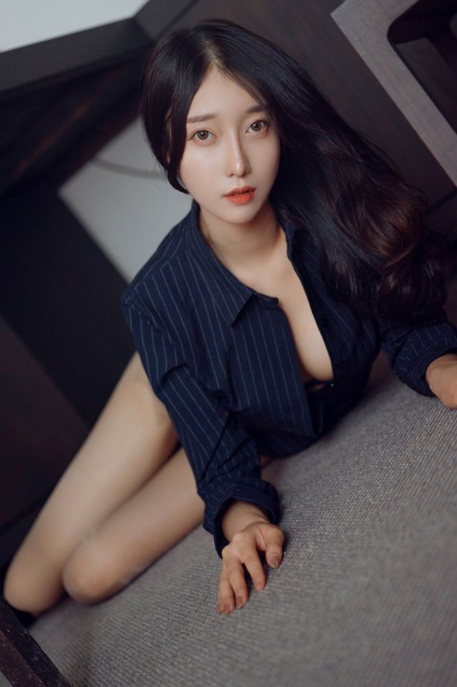空虚忧闷女秘书肉丝美腿办公室大胆露出