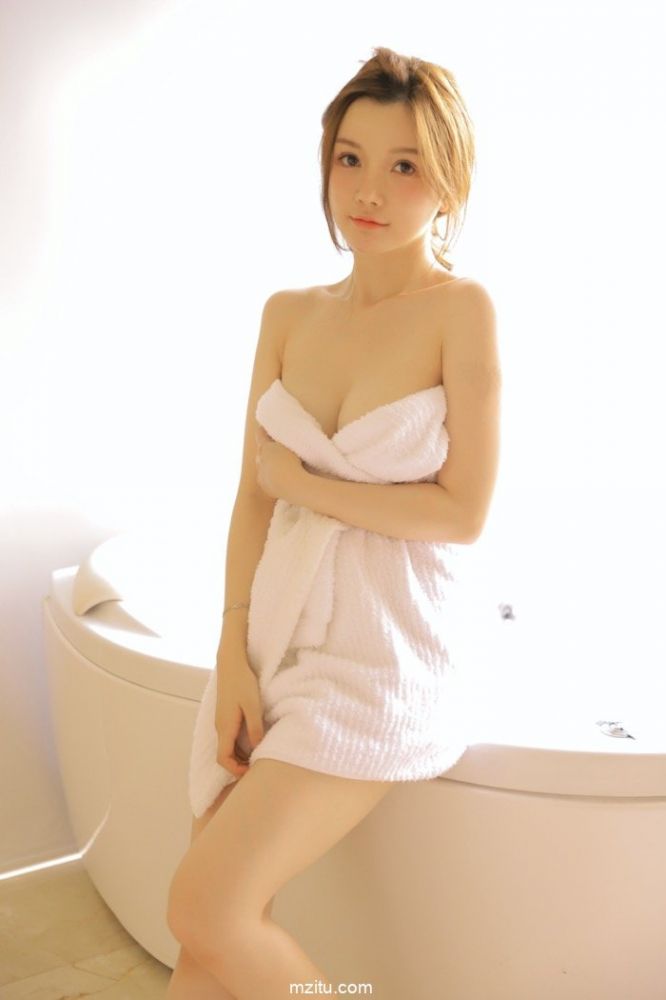 超级大奶捂不住！娇羞甜妹糯美子白皙巨乳楚楚动人