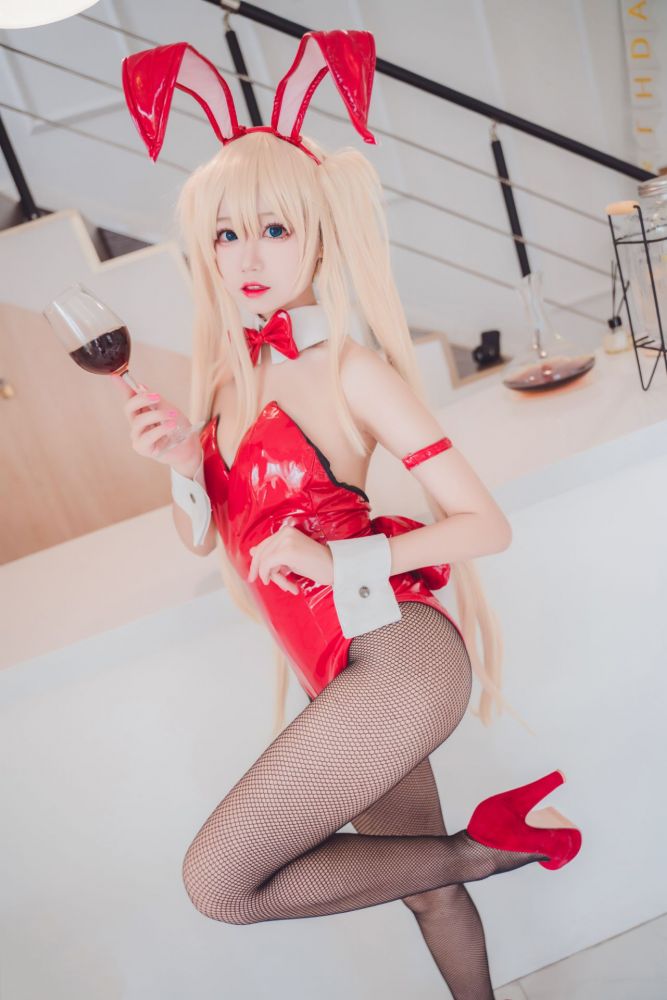黑丝袜火红兔子装白嫩美女写真