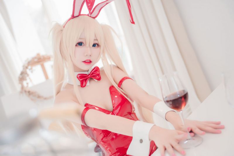 黑丝袜火红兔子装白嫩美女写真