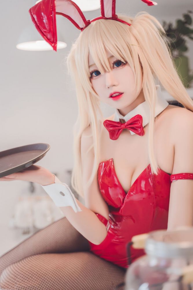 黑丝袜火红兔子装白嫩美女写真