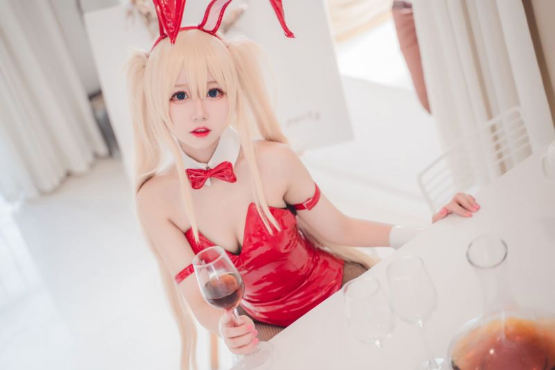黑丝袜火红兔子装白嫩美女写真