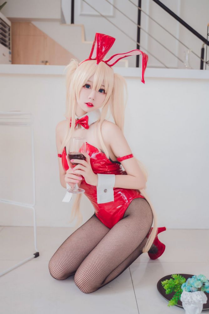 黑丝袜火红兔子装白嫩美女写真