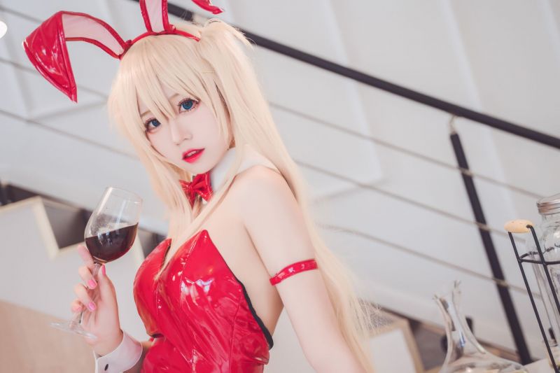 黑丝袜火红兔子装白嫩美女写真