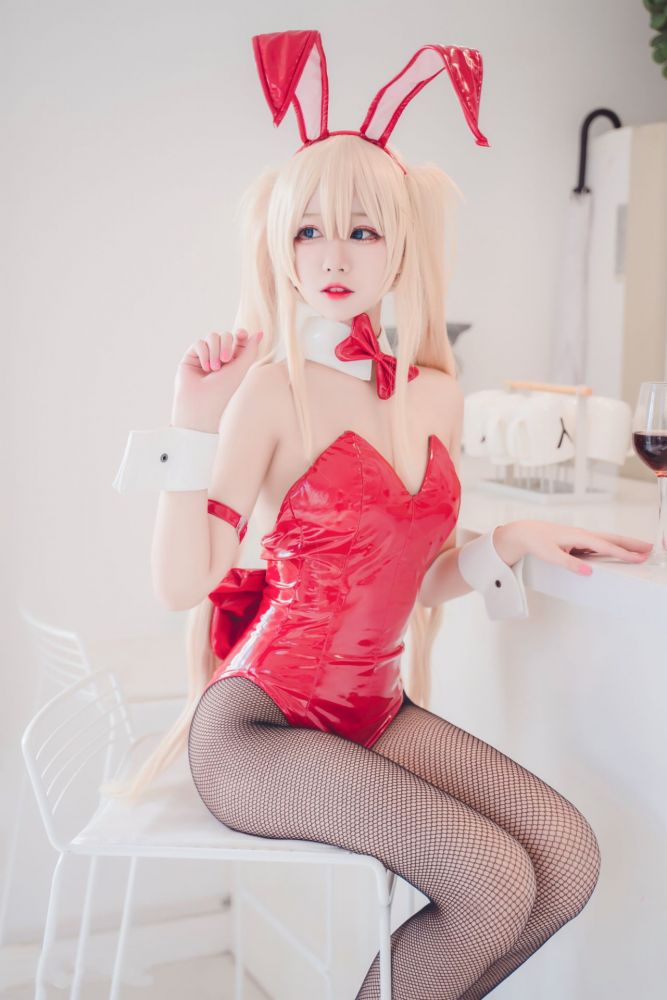 黑丝袜火红兔子装白嫩美女写真