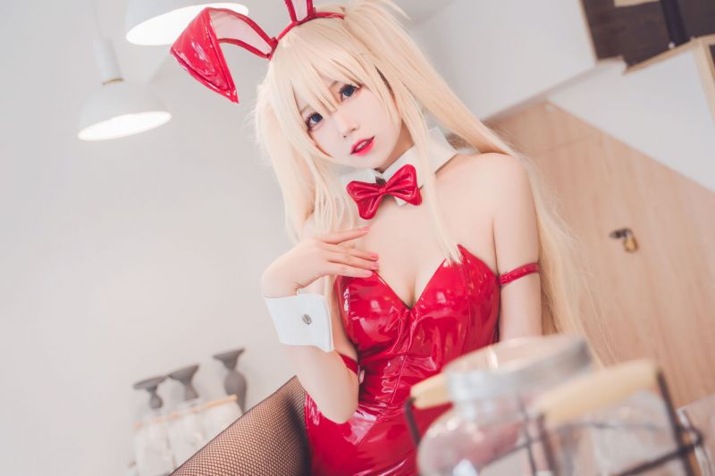 黑丝袜火红兔子装白嫩美女写真