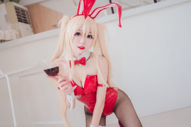 黑丝袜火红兔子装白嫩美女写真