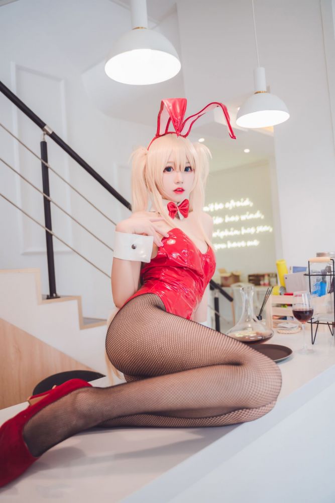 黑丝袜火红兔子装白嫩美女写真