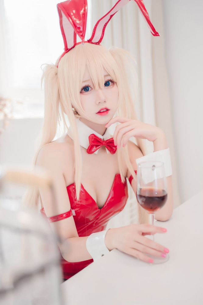 黑丝袜火红兔子装白嫩美女写真