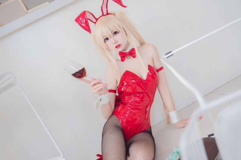黑丝袜火红兔子装白嫩美女写真