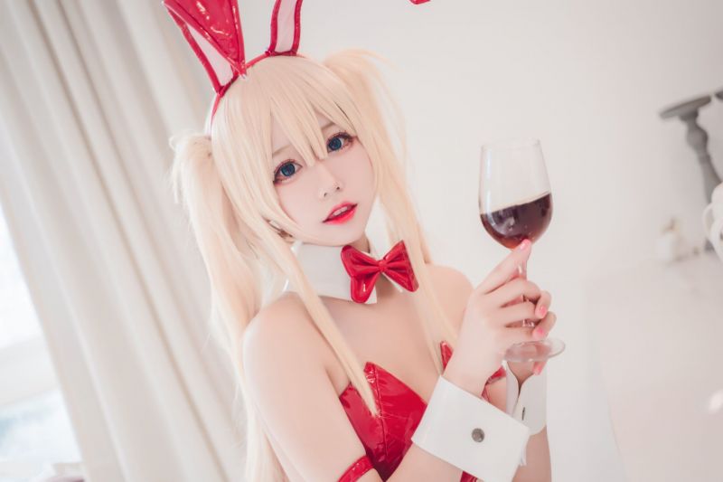 黑丝袜火红兔子装白嫩美女写真