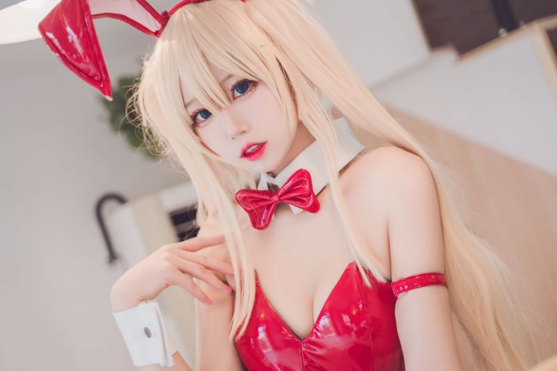 黑丝袜火红兔子装白嫩美女写真
