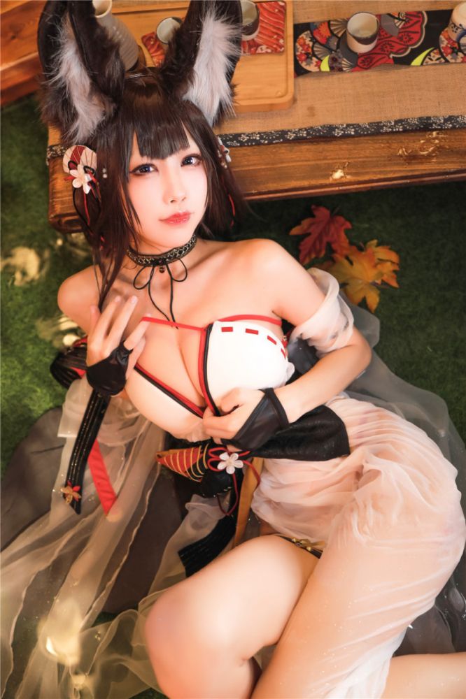 姿态诱人的小妖精妩媚狐狸装