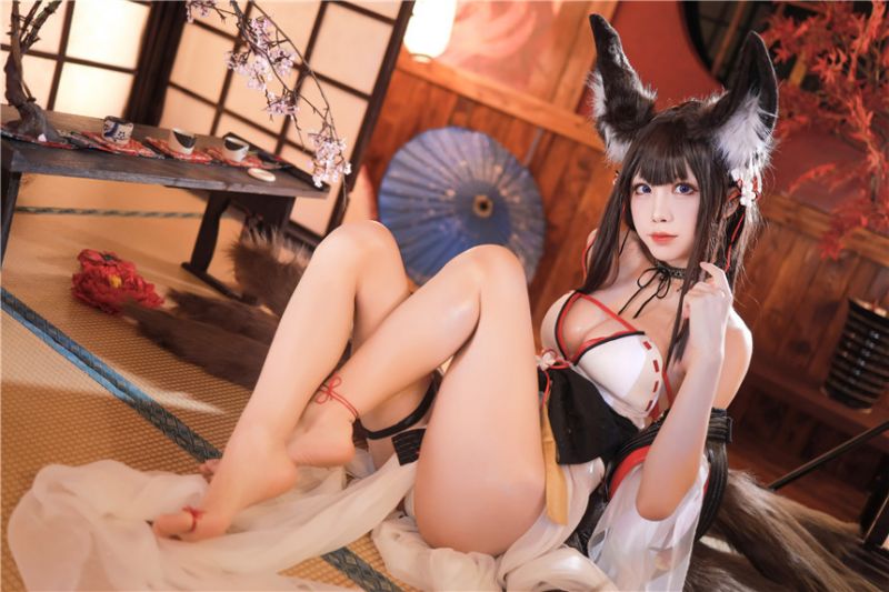姿态诱人的小妖精妩媚狐狸装