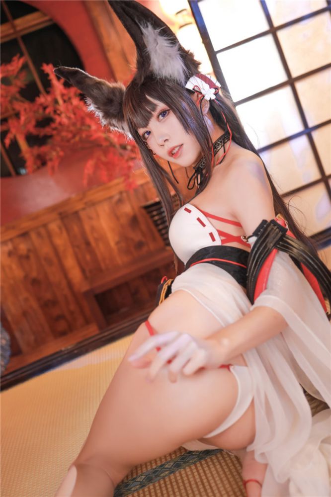 姿态诱人的小妖精妩媚狐狸装